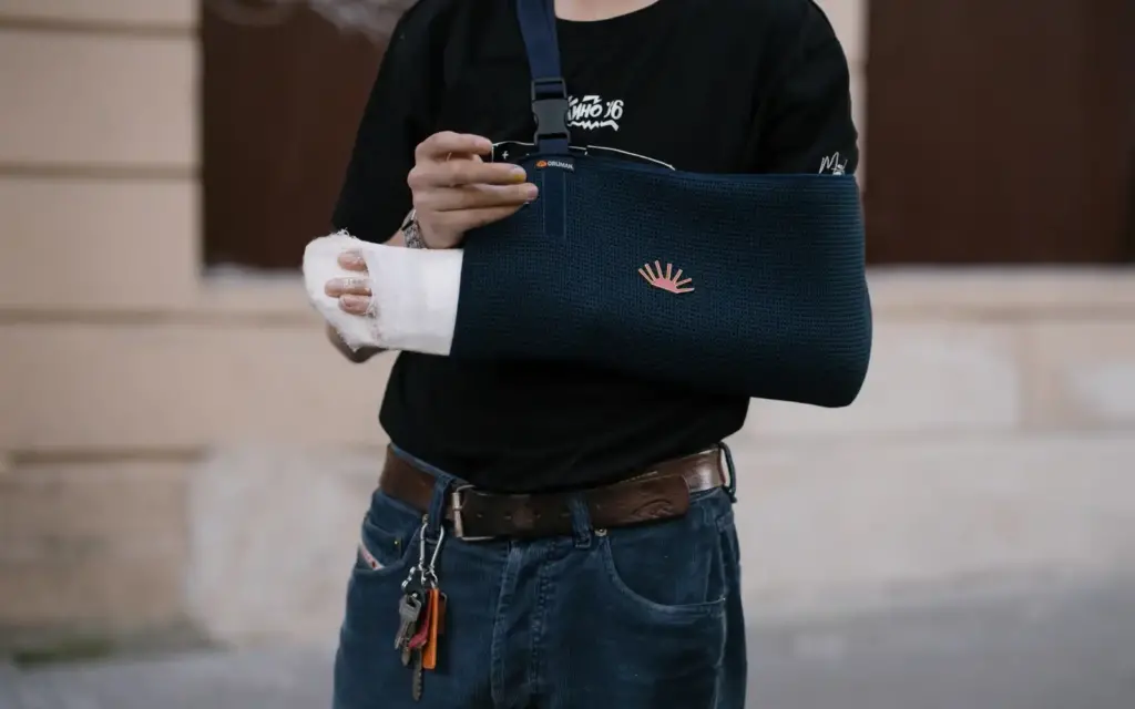 Injured PI client with broken arm